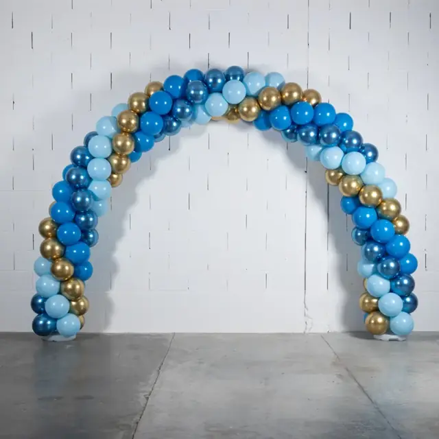 Exemple de décor : arche de ballons bleus et dorés