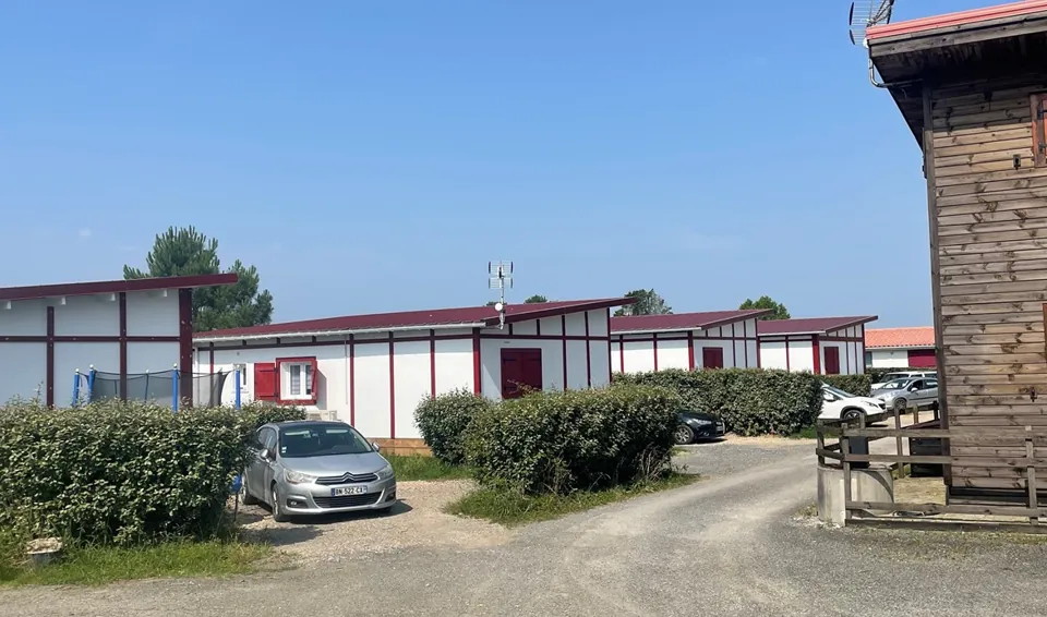 Bâtiment avec toiture rouge — réalisation fournie