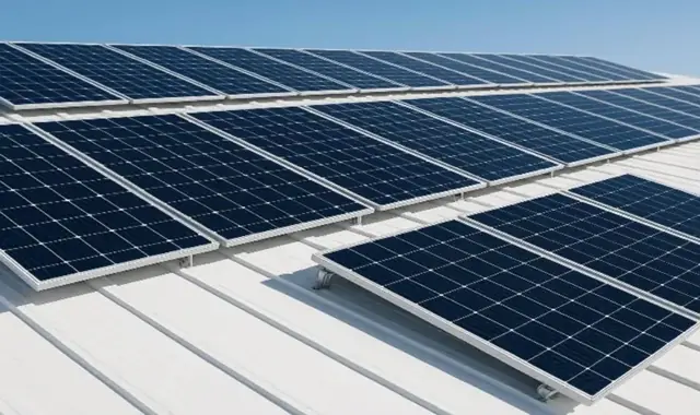Panneaux solaires sur toiture — illustration fournie