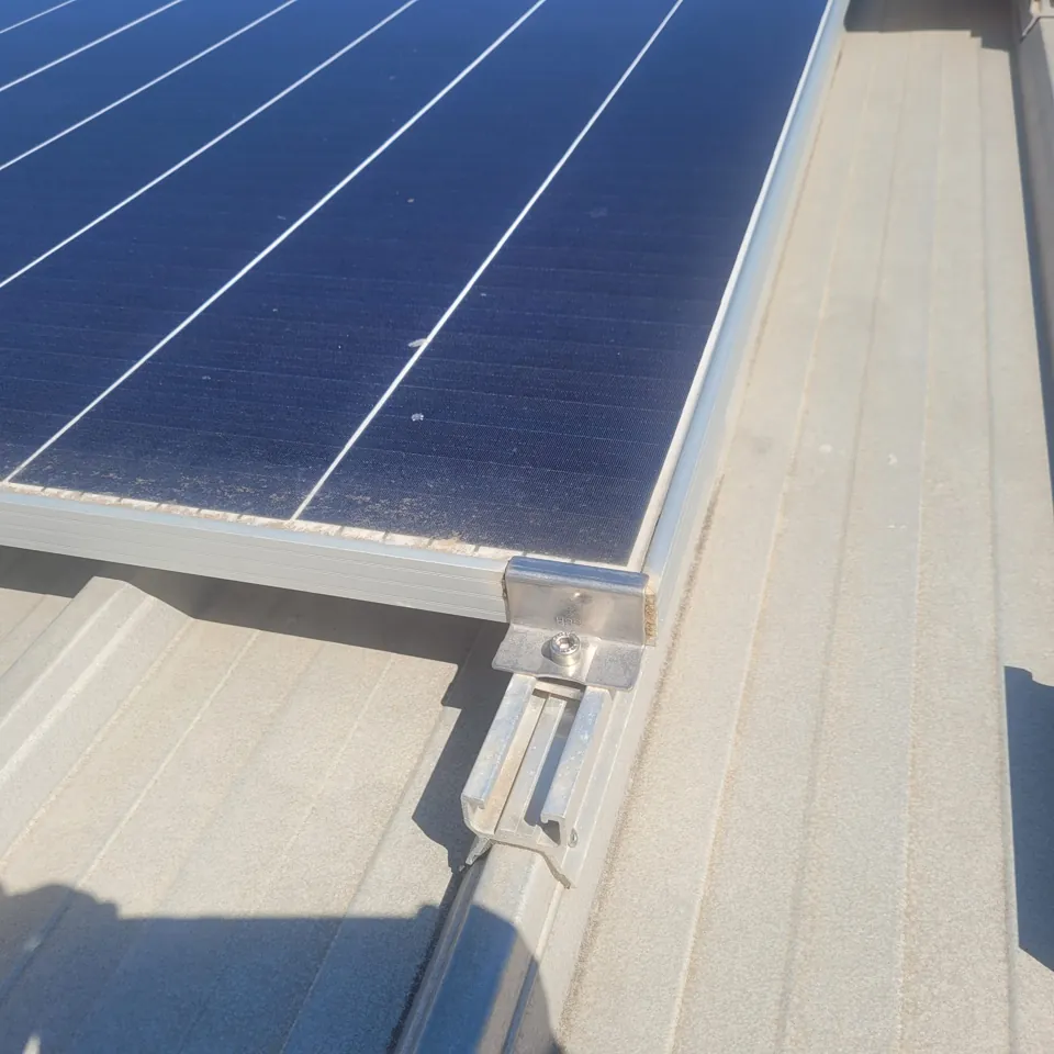 Exemple photographié avec panneaux photovoltaïques ; compatibilité et fixations à étudier pour chaque projet
